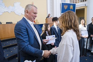 Старшеклассники заняли депутатские кресла